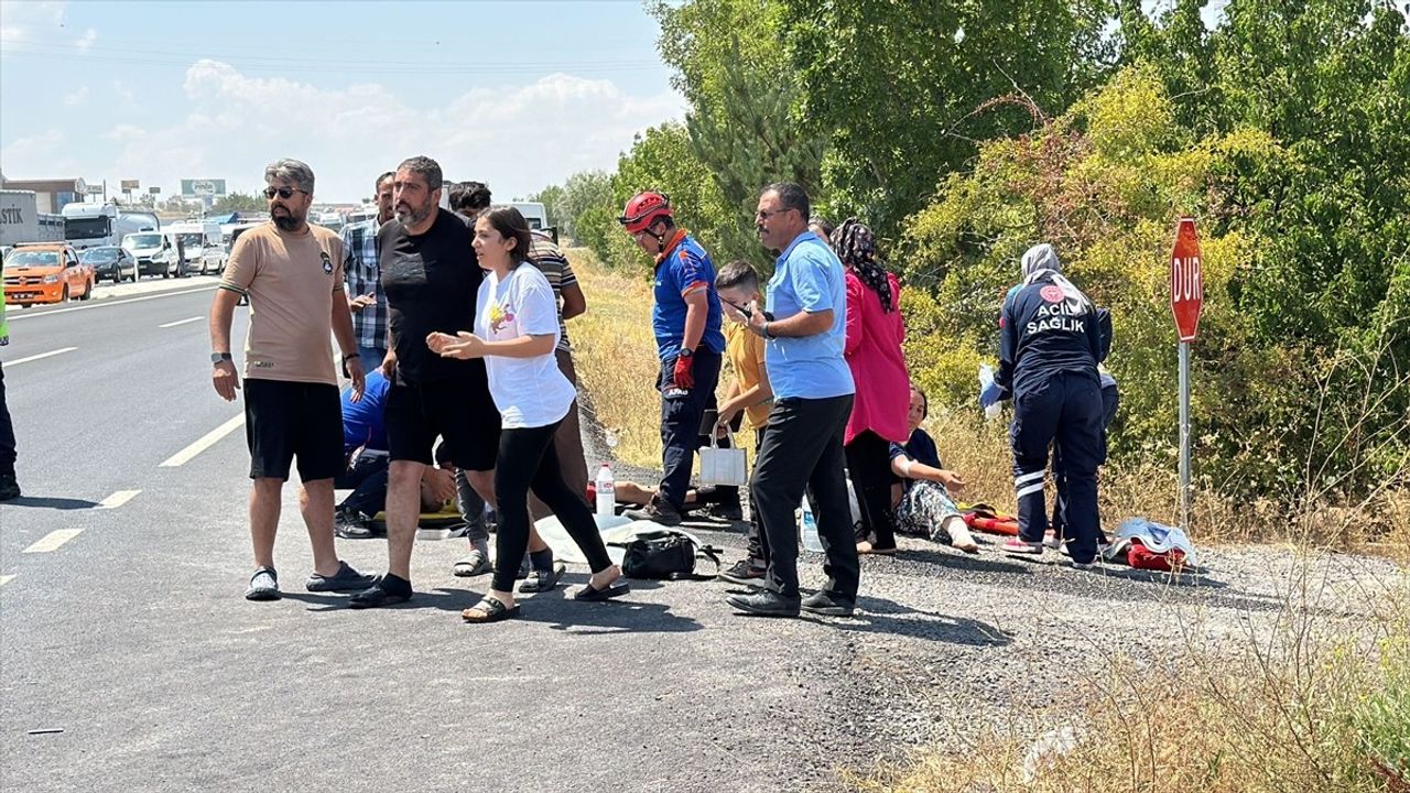 Nevşehir'de Minibüs ve Otomobil Çarpıştı, 13 Yaralı