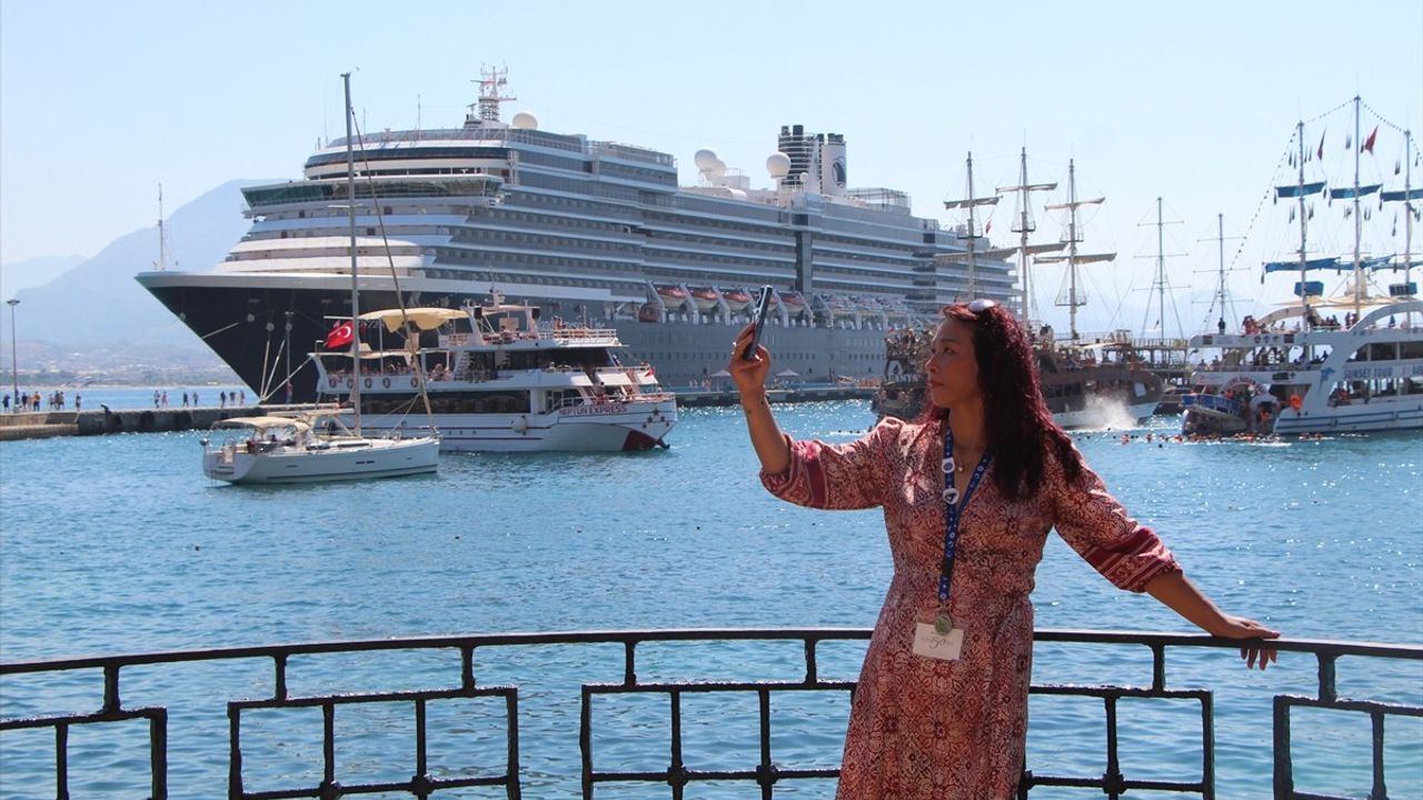 Oosterdam Kruvaziyeri Alanya Limanı'na İndi