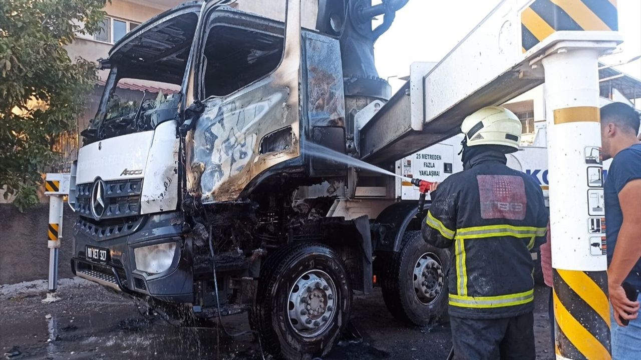 Osmaniye'de Beton Pompası Aracı Elektrik Direğine Çarptı