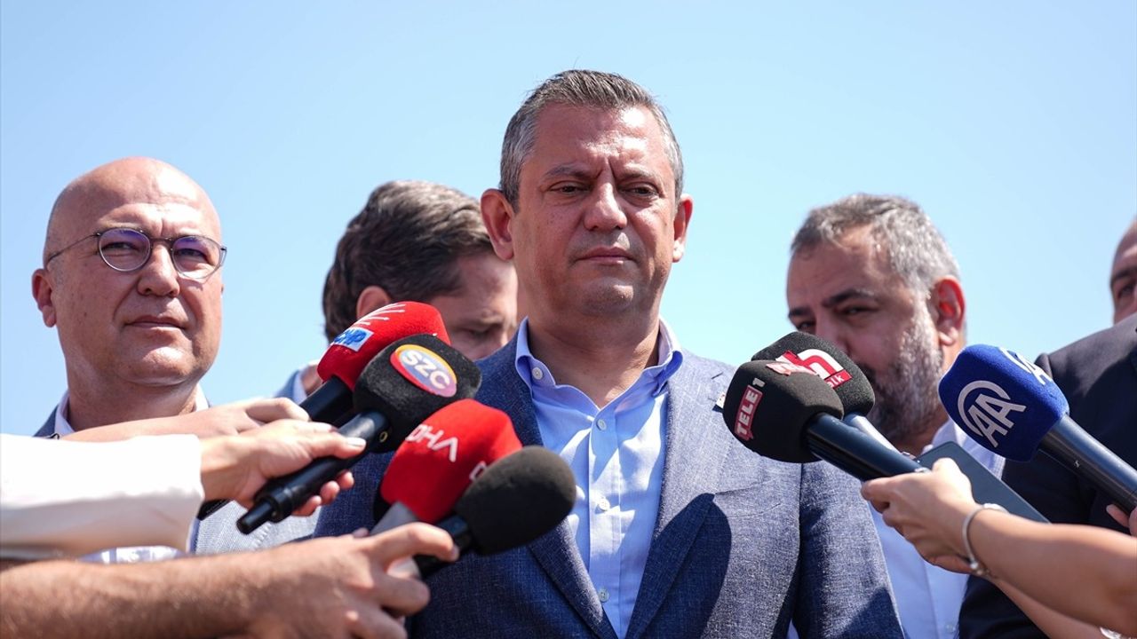 Özgür Özel Tutuklanan Genç Kadınları Ziyaret Etti