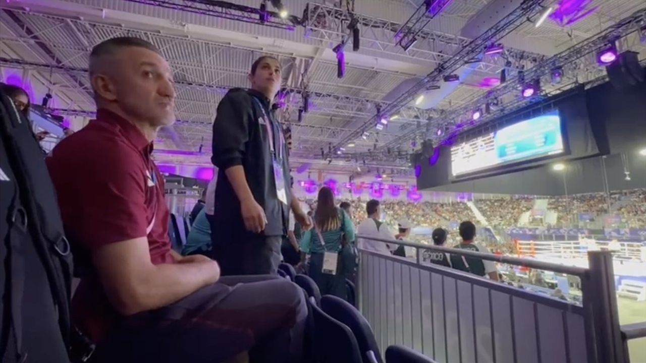 Paris 2024'te Boks Mücadelesi: Buse Naz Çakıroğlu ve Busenaz Sürmeneli Destek Beraberliği