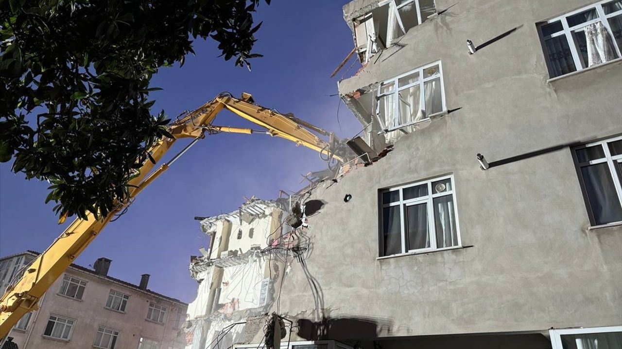 Pendik'te İETT Otobüsü Faciasında Yıkım İşlemleri Devam Ediyor