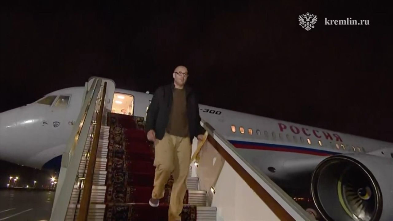 Putin Moskova Havalimanı'nda Takas Edilenleri Karşıladı