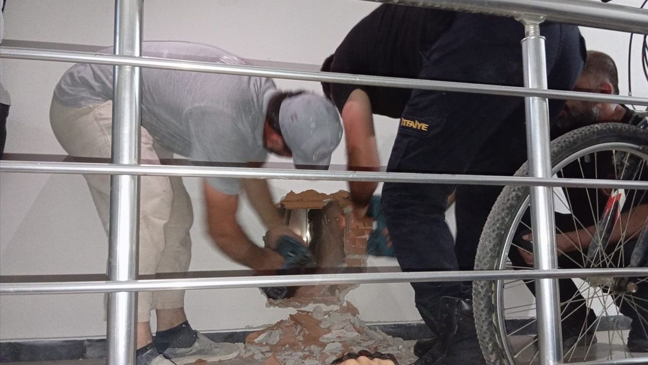 Rize'de Asansörde Mahsur Kalan Çocuk Kurtarıldı