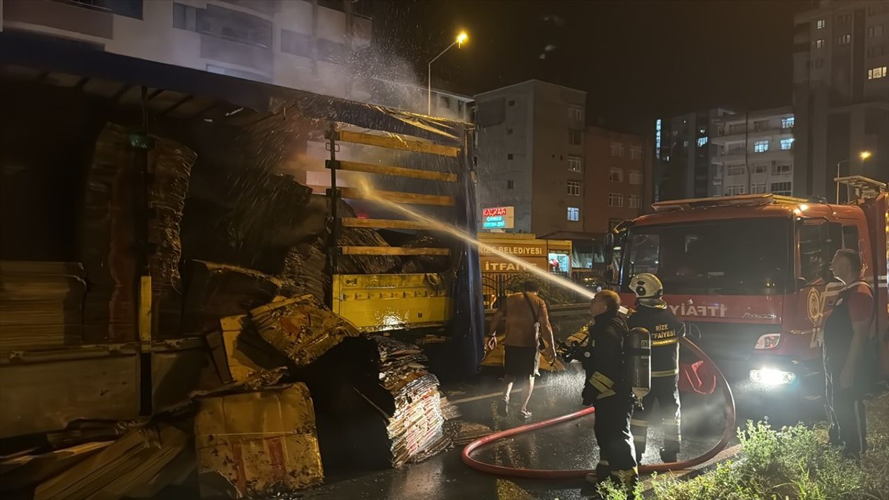 Rize'de Karton Yüklü Tırın Dorsesindeki Yangın İtfaiye Ekiplerince Söndürüldü