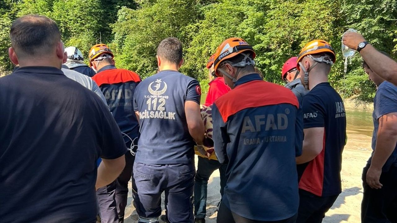 Rize'de Taş Yüklü Kamyon Dereye Düştü