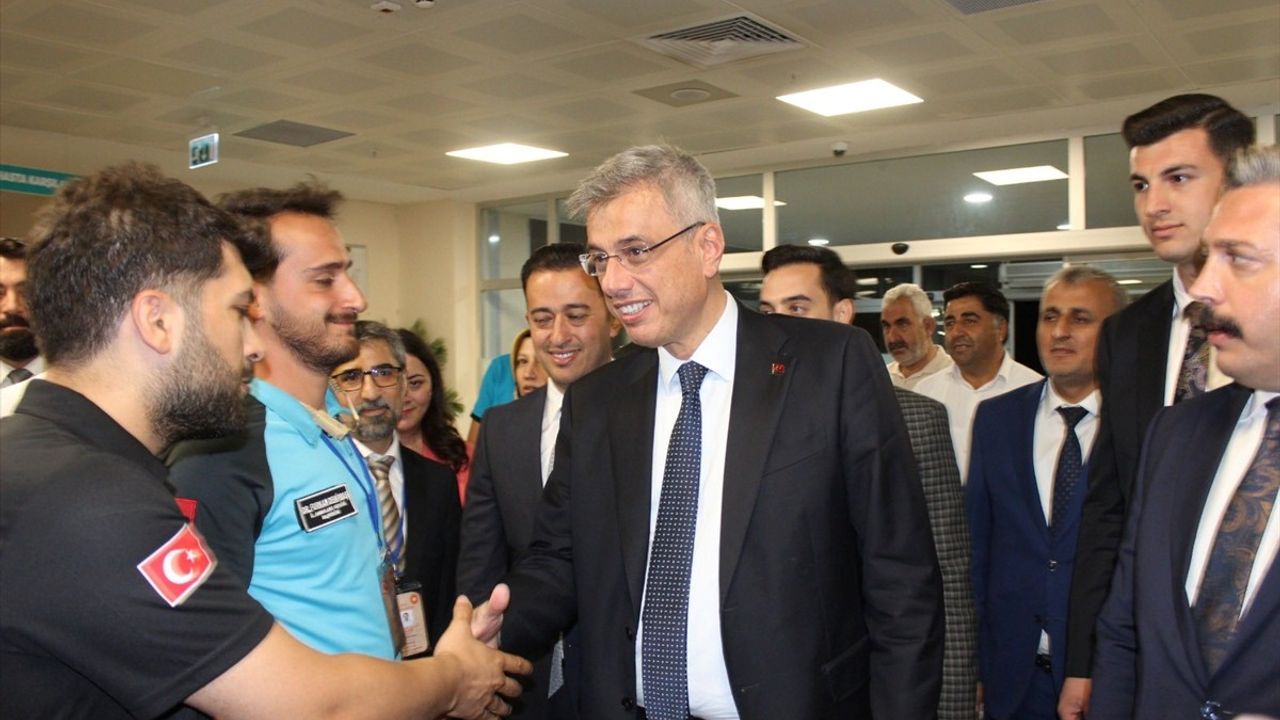 Sağlık Bakanı Kemal Memişoğlu Ahlat Devlet Hastanesi'nde