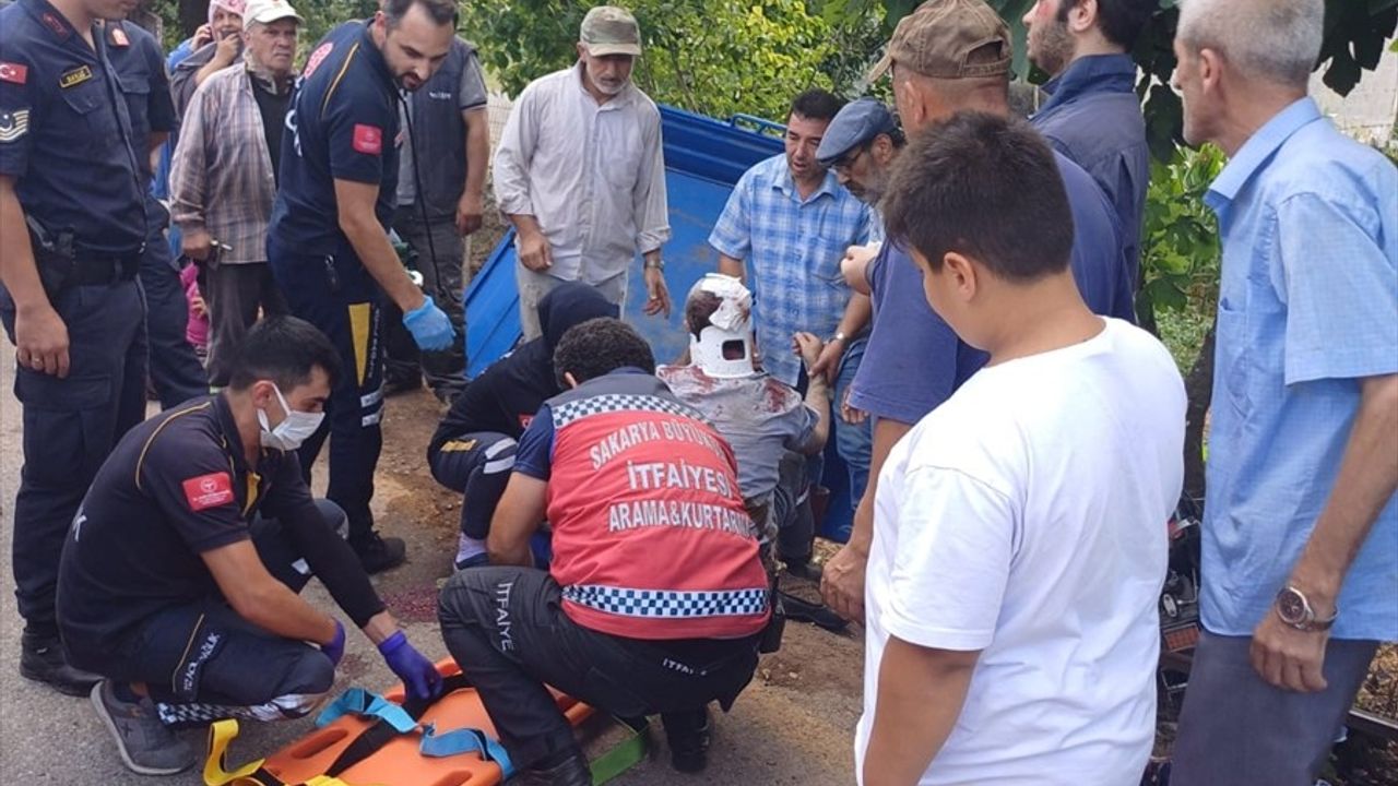Sakarya'da Tarım Aracının Devrilmesi: 10 Yaralı
