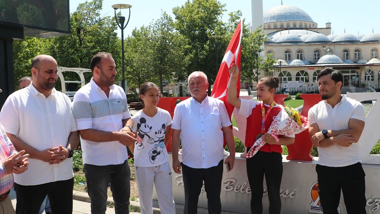 Samsun'da Dünya Şampiyonu Bilek Güreşçisi Şaziye Demir Coşkuyla Karşılandı