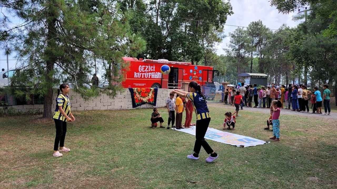 Samsun'da Gezici Kütüphane, Tarım İşçileri Çocuklarını Kitaplarla Buluşturuyor