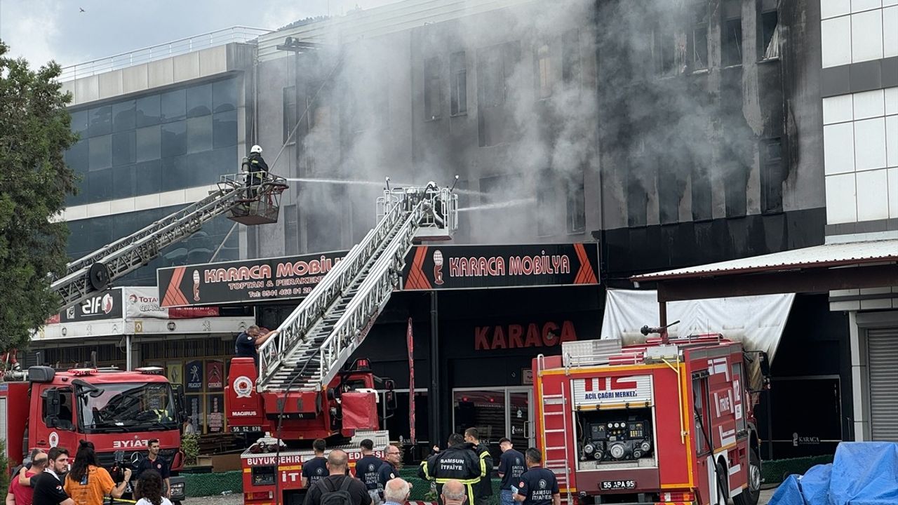 Samsun'da Mobilya İmalathanesinde Yangın Kontrol Altına Alındı