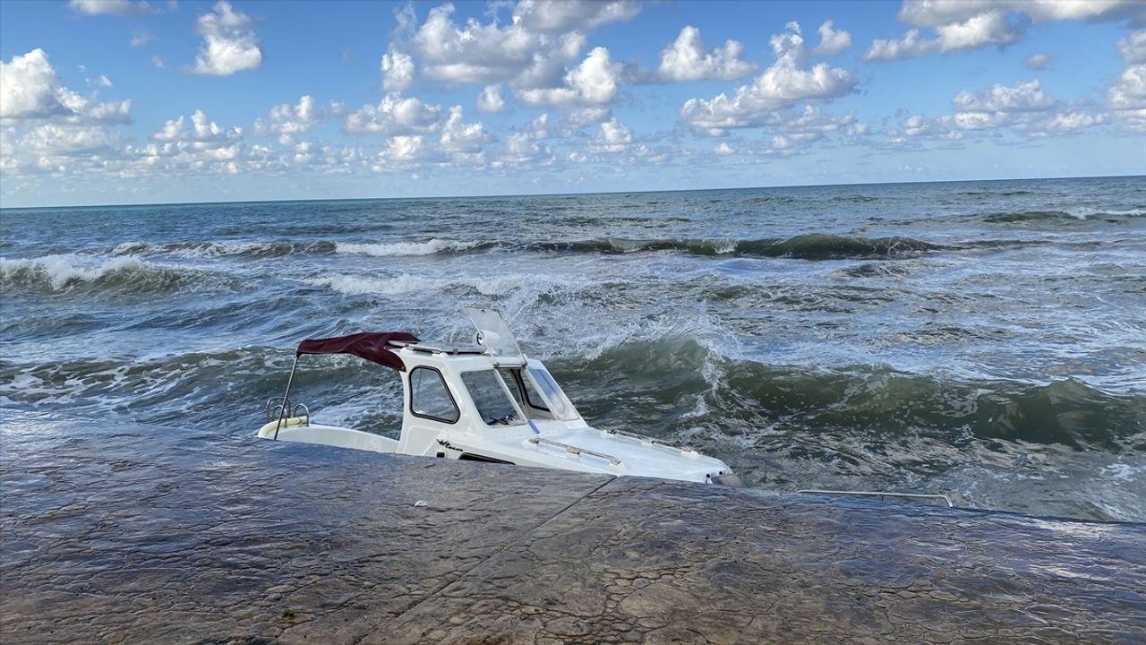 Samsun'da Tehlikeli Anlar: Motoru Arızalanan Teknedeki 4 Kişi Kurtarıldı