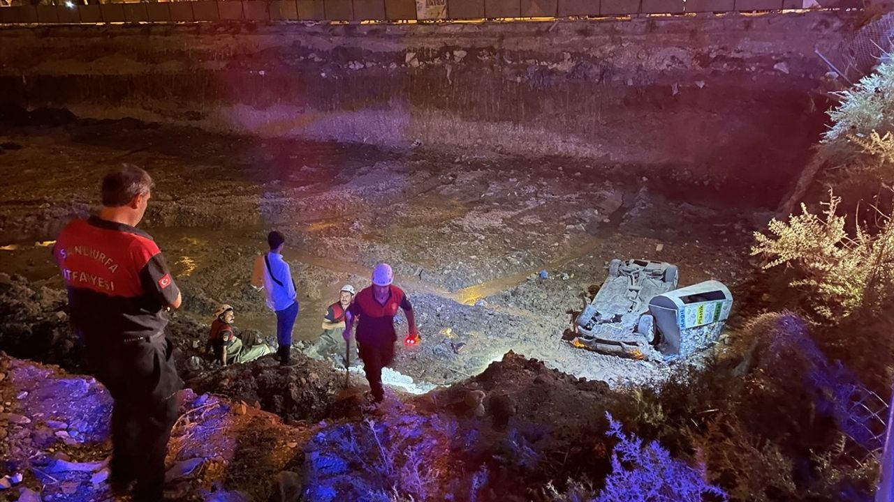 Şanlıurfa'da İnşaat Temeline Düşen Araçta 3 Kişi Yaralandı