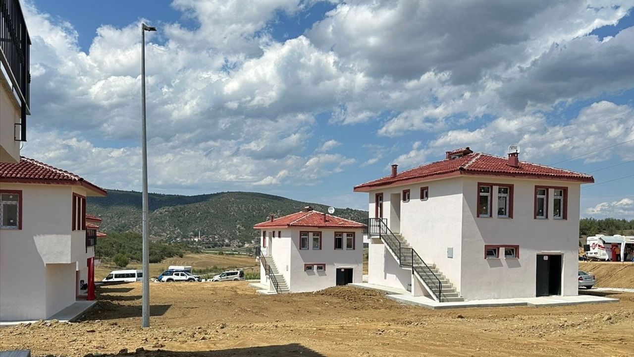 Saraydüzü'nde Baraj Mağdurlarına Yeni Konutlar Teslim Edildi