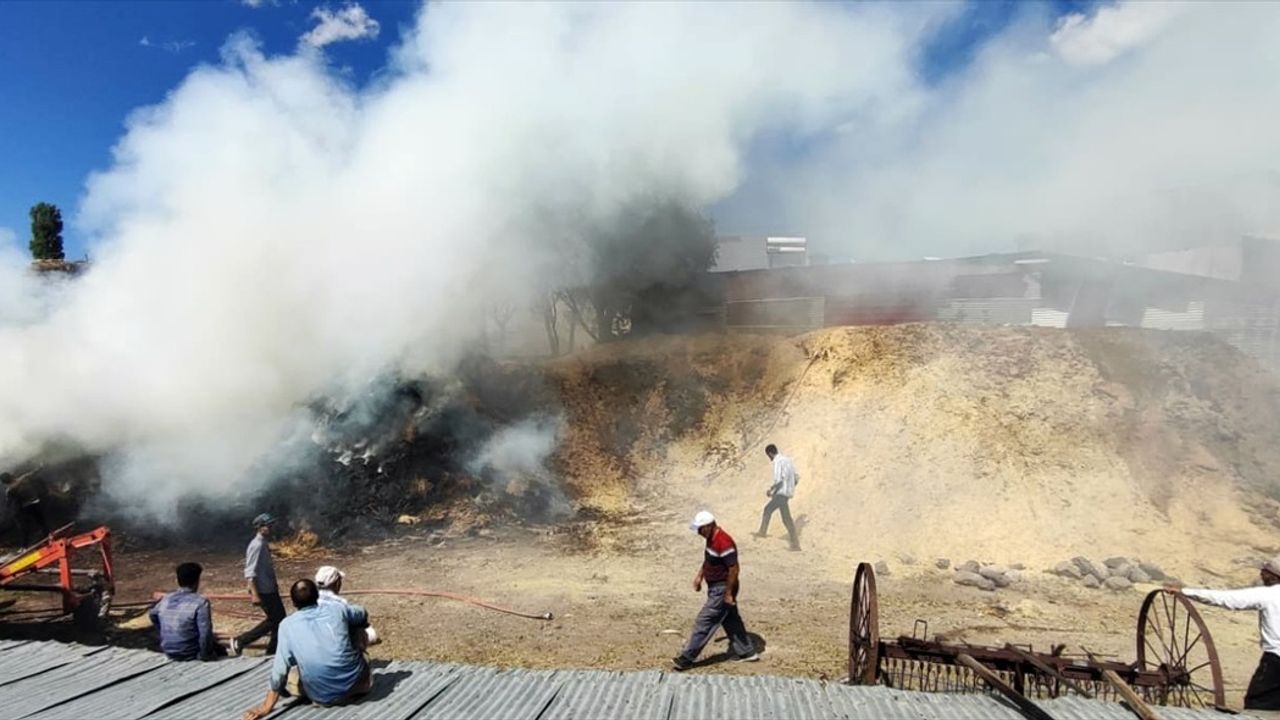 Sarıkamış'ta Yangın, Besicinin Kışlık Otlarını Küle Çevirdi