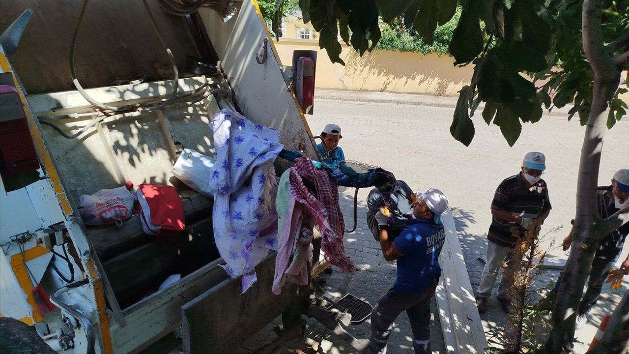 Sinop'ta Kötü Kokuya Neden Olan Evden 7 Kamyon Çöp Çıkarıldı