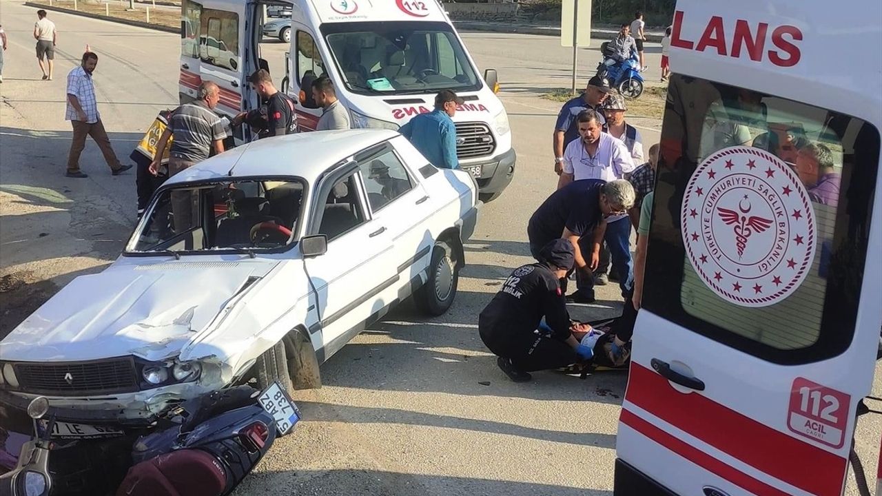 Sinop'ta Otomobil ve Motosiklet Çarpıştı: İki Yaralı