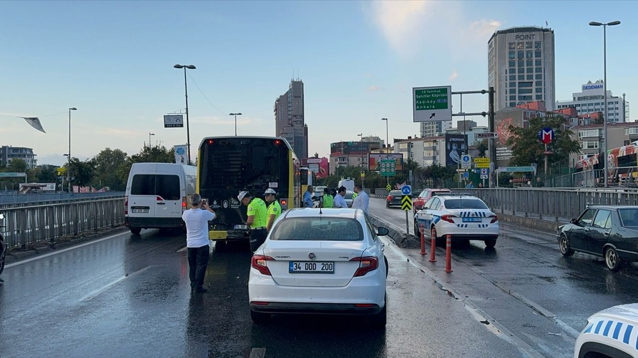 Şişli'de İETT Otobüsü ile Otomobil Çarpıştı: 3 Yaralı