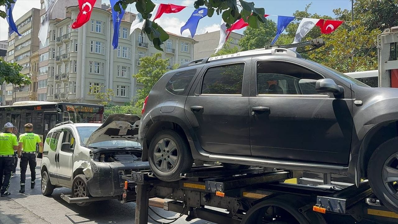 Şişli'de Otomobil ve Motosiklet Kazası Ulaşımı Olumsuz Etkiledi