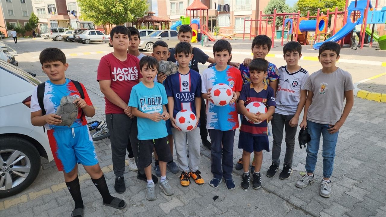 Suluova'da Çocuklar Futbol Oynayamadıkları İçin Başkanla Görüştü