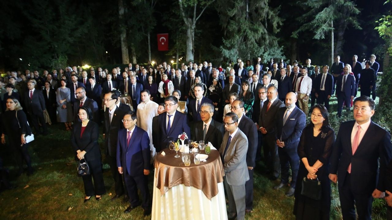 Tahran'da Zafer Bayramı Coşkusu