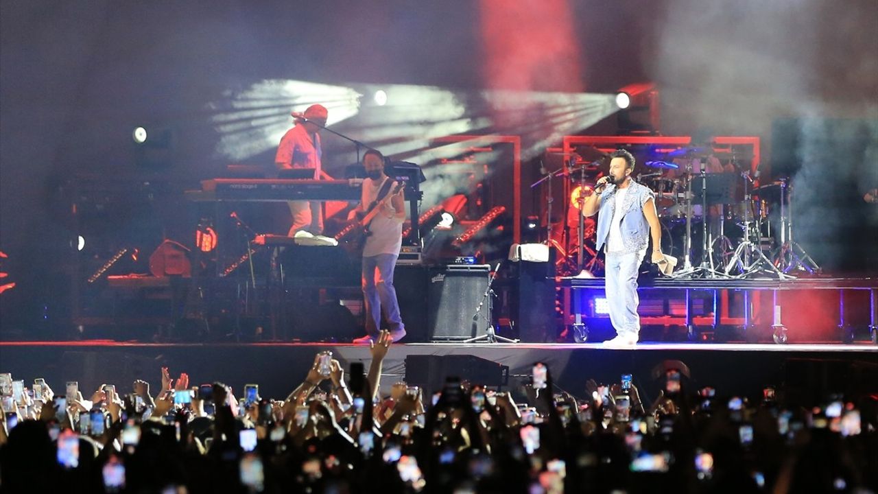 Tarkan ve Ceza Antalya'da Muhteşem Bir Konser Verdi