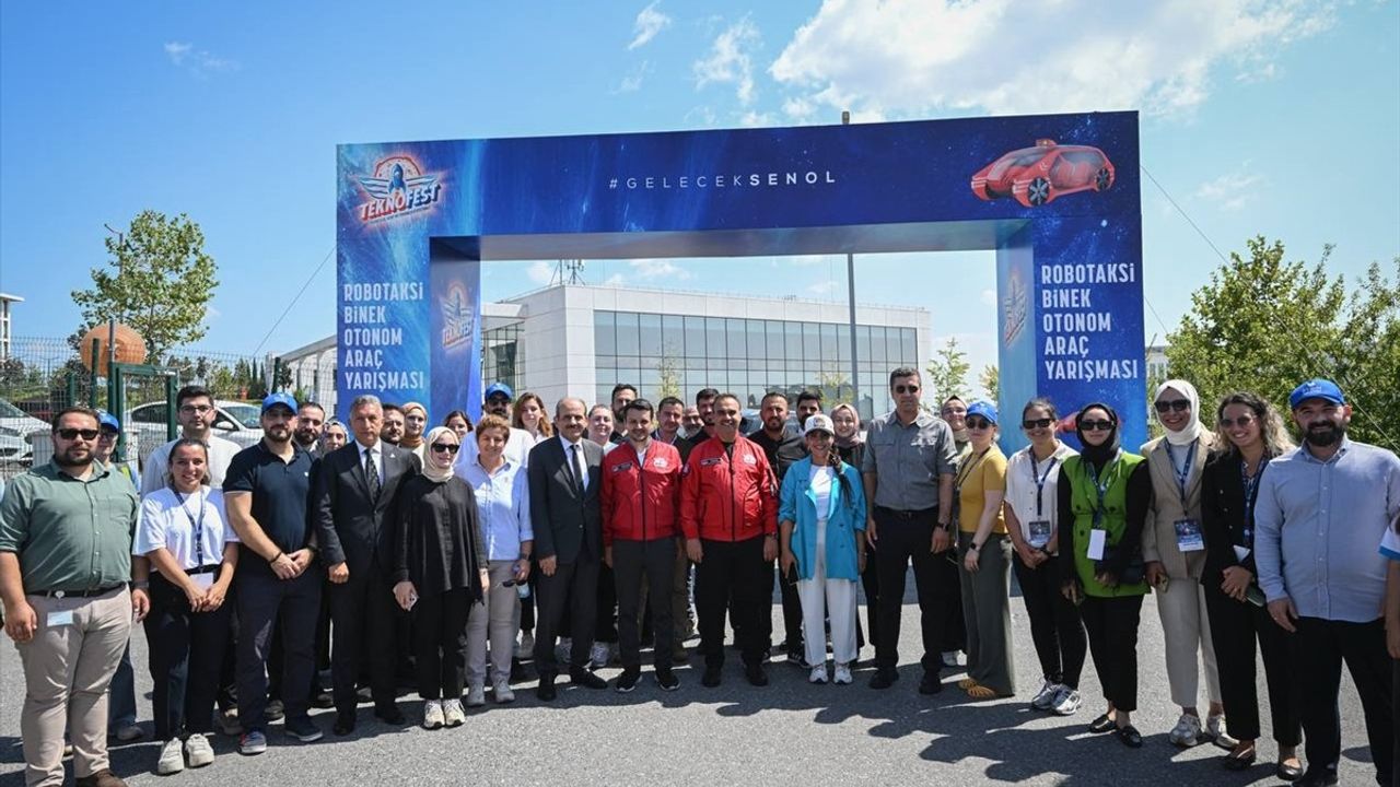 Teknoloji Hamlesi: Bakan Kacır Öğrencilerle Robotaksi Yarışlarında Bir Araya Geldi