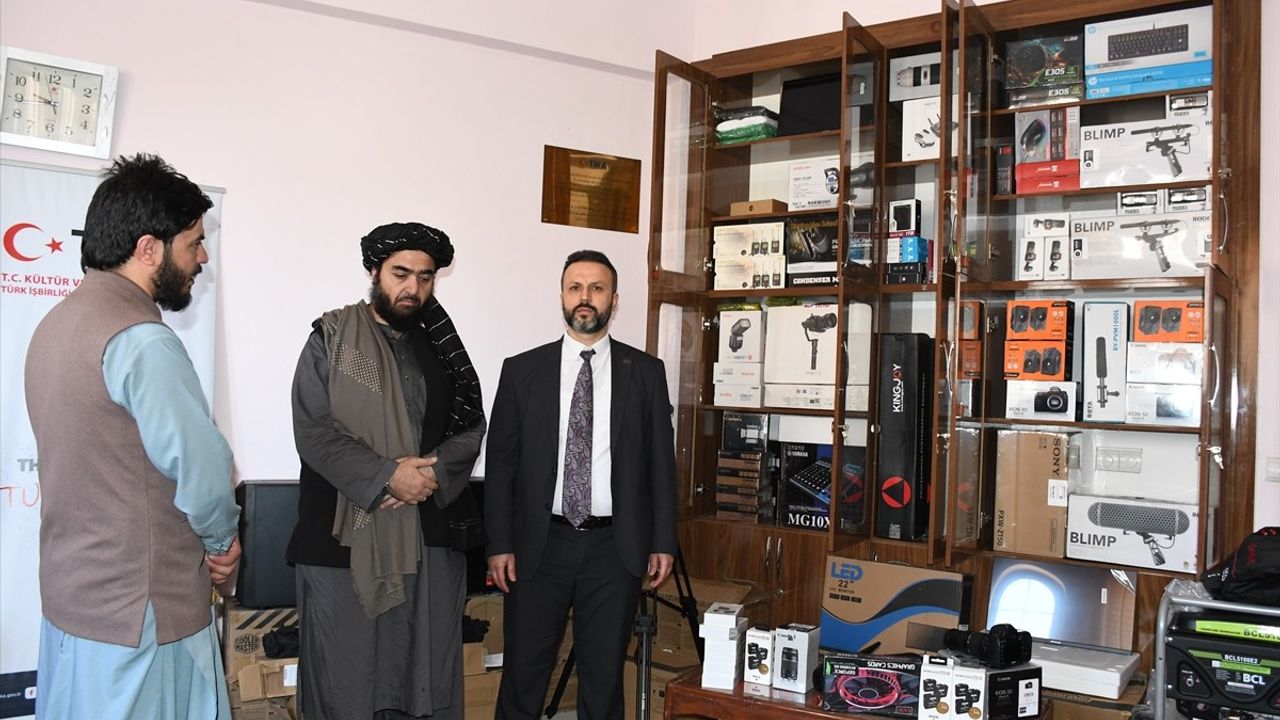 TİKA, Afganistan'da Gazetecilere Ekipman Desteği Sağladı