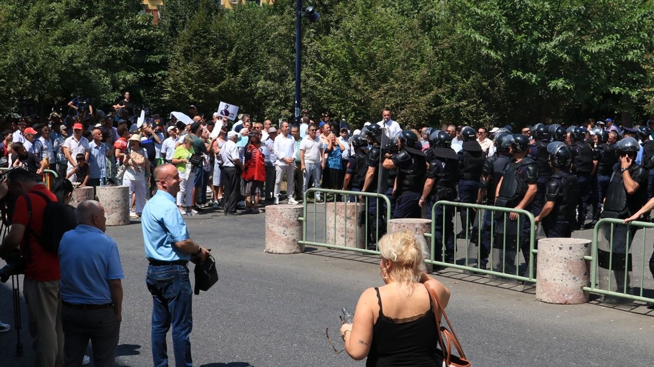 Tiran'da Belediye Başkanı Veliaj'a İstifa Çağrıları Devam Ediyor