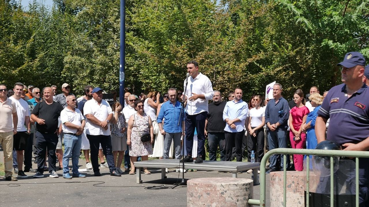 Tiran'da Belediye Başkanı Veliaj'a Istifa Çağrıları Sürüyor