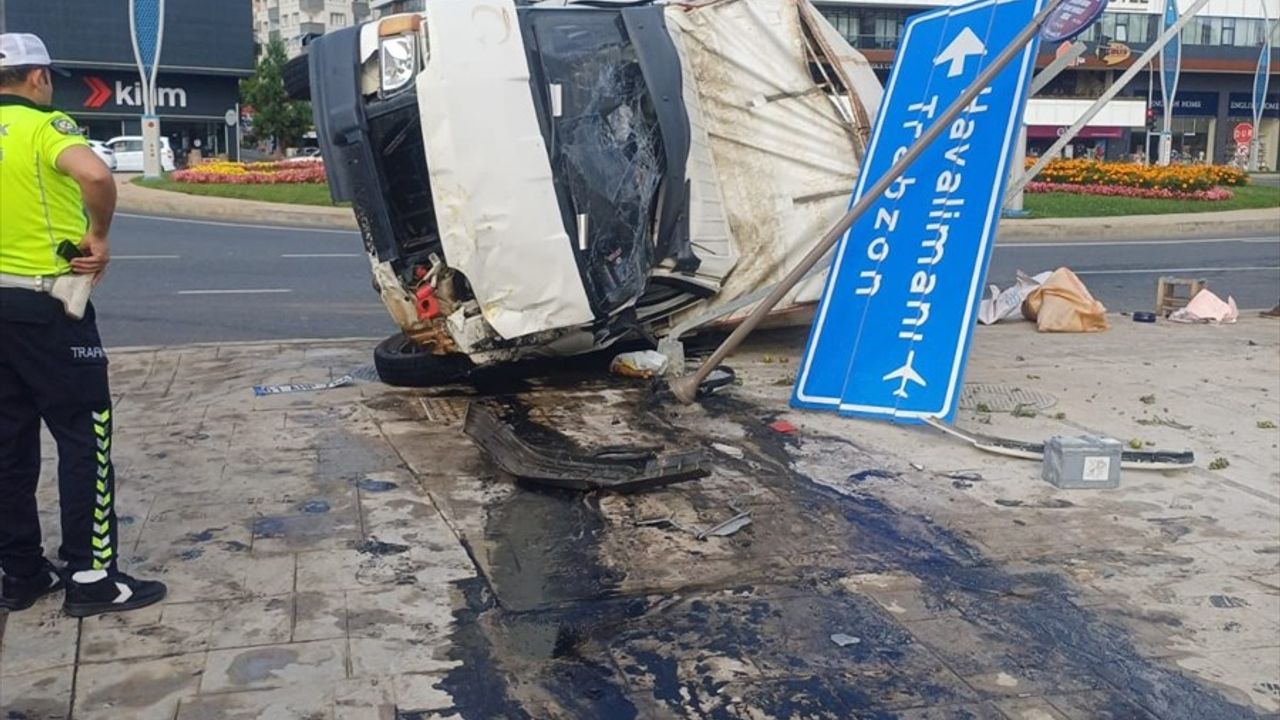 Trabzon'da Tarım İşçilerini Taşıyan Kamyonet ile Taksi Çarpıştı: 20 Yaralı