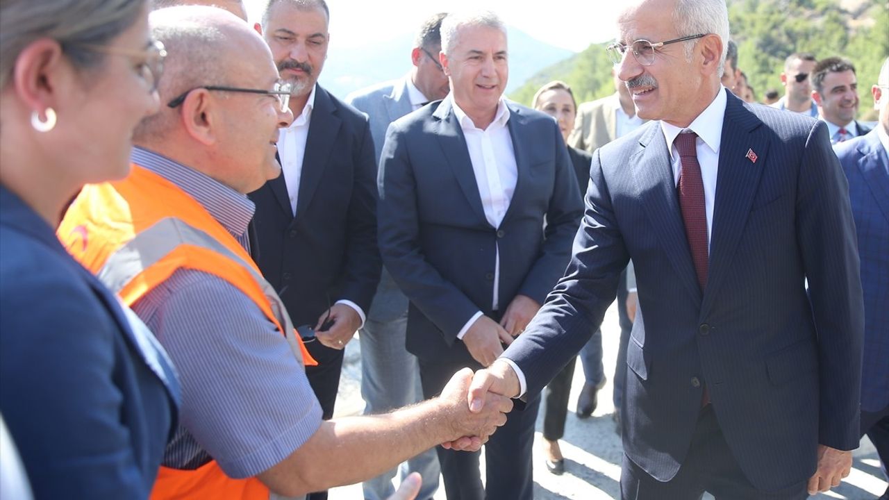Ulaştırma ve Altyapı Bakanı Uraloğlu Gökçebelen Tüneli İnşaatında İncelemelerde Bulundu