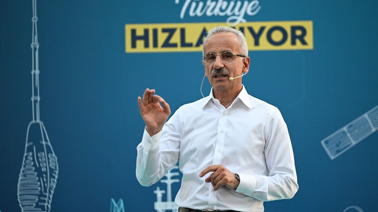 Ulaştırma ve Altyapı Bakanı Uraloğlu, Stajyer Öğrencilerle Bir Araya Geldi