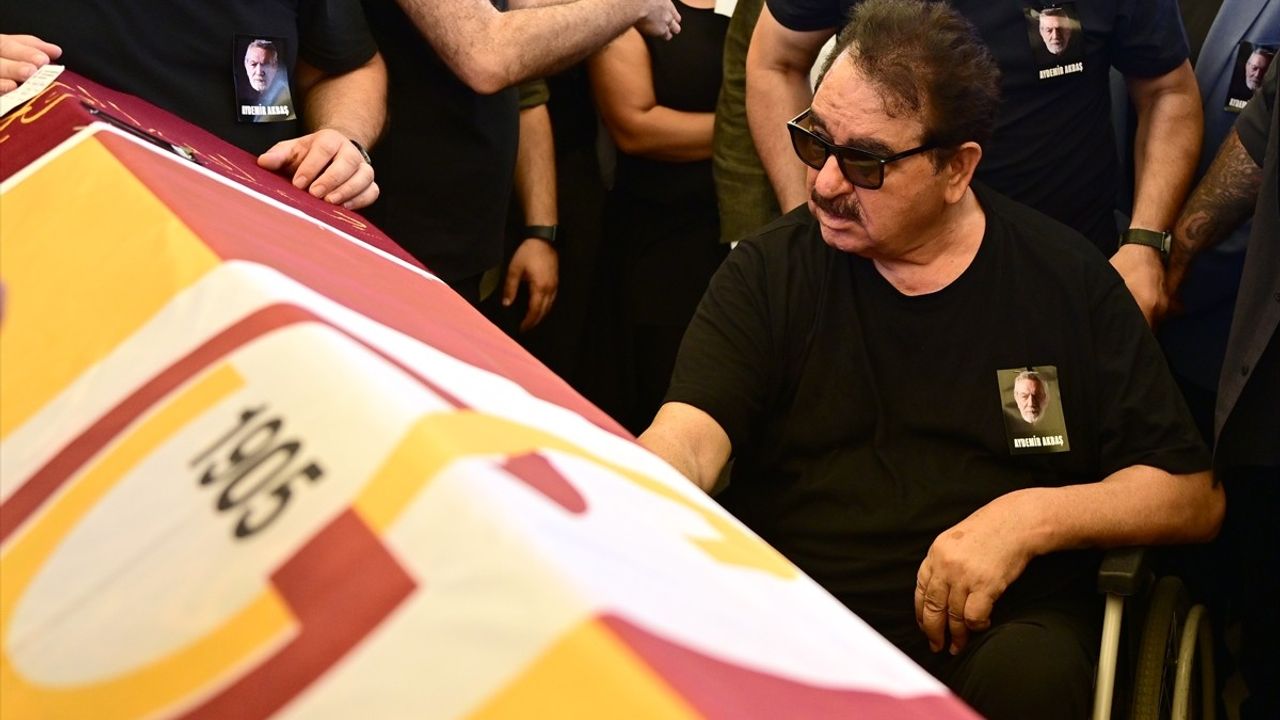 Ünlü Sanatçı Aydemir Akbaş, Son Yolculuğuna Uğurlandı