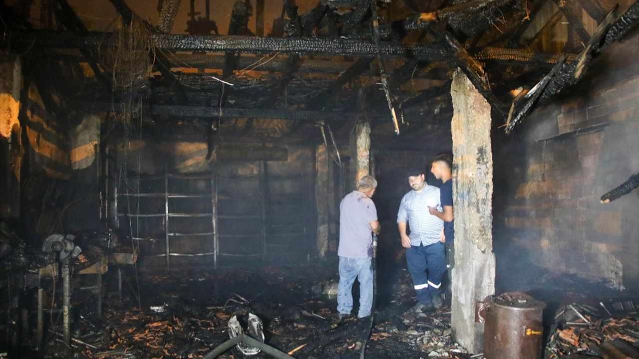 Uşak'ta İş Yerinde Yangın, İtfaiye Ekipleri Müdahale Etti