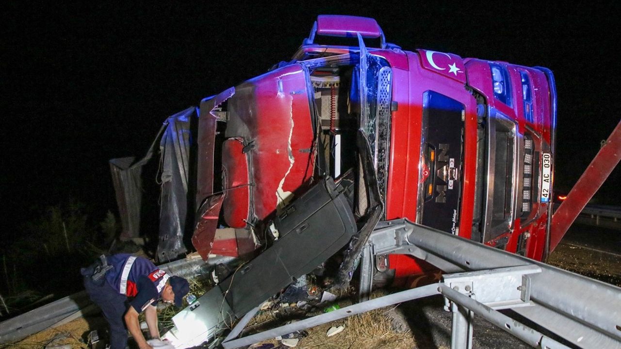 Uşak'ta Mısır Yüklü Tır Devrildi, Sürücü Yaralandı