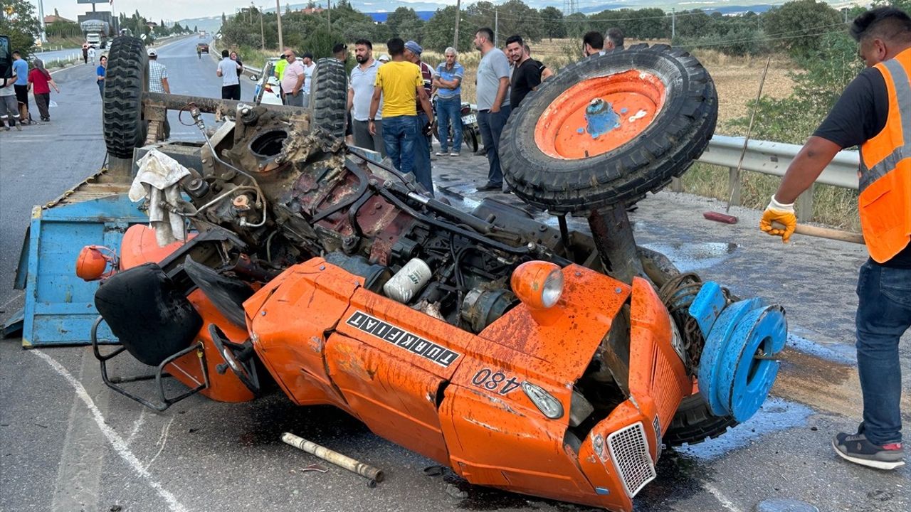 Uşak'ta Traktör ve Kamyonet Çarpıştı: 1 Ölü