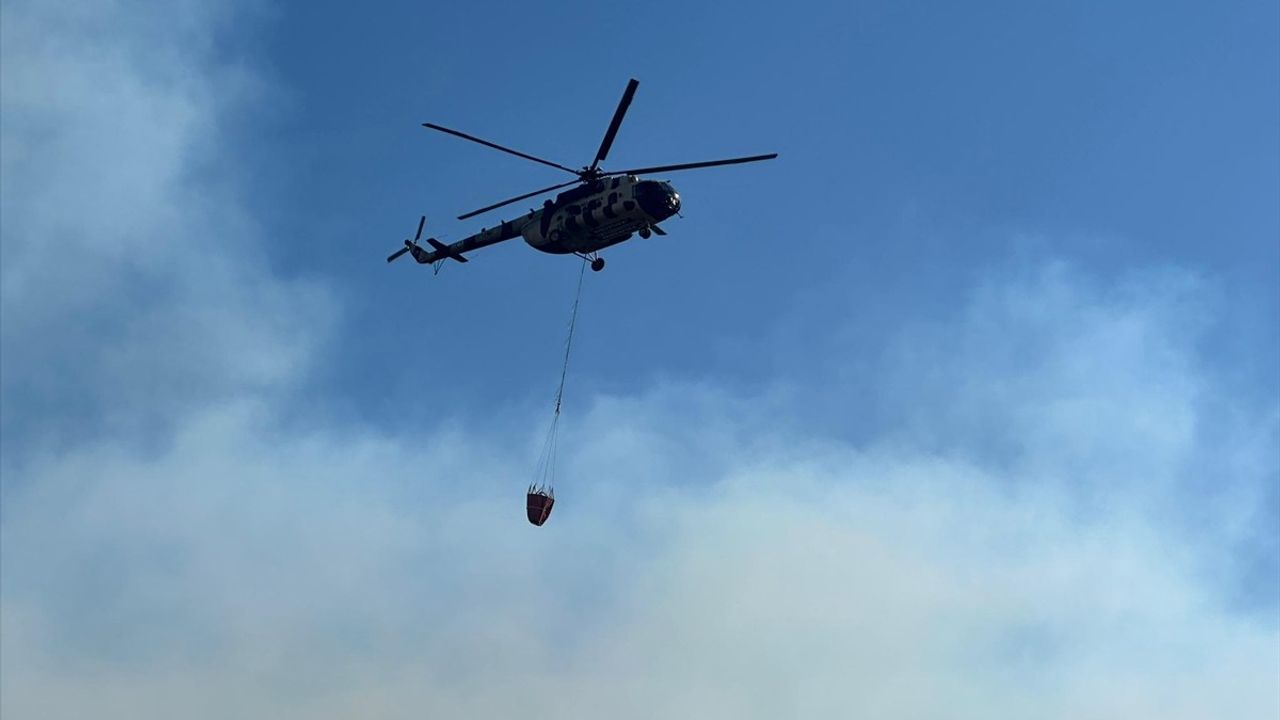 Uşak'ta Yangın Kontrol Altına Alınmaya Çalışılıyor