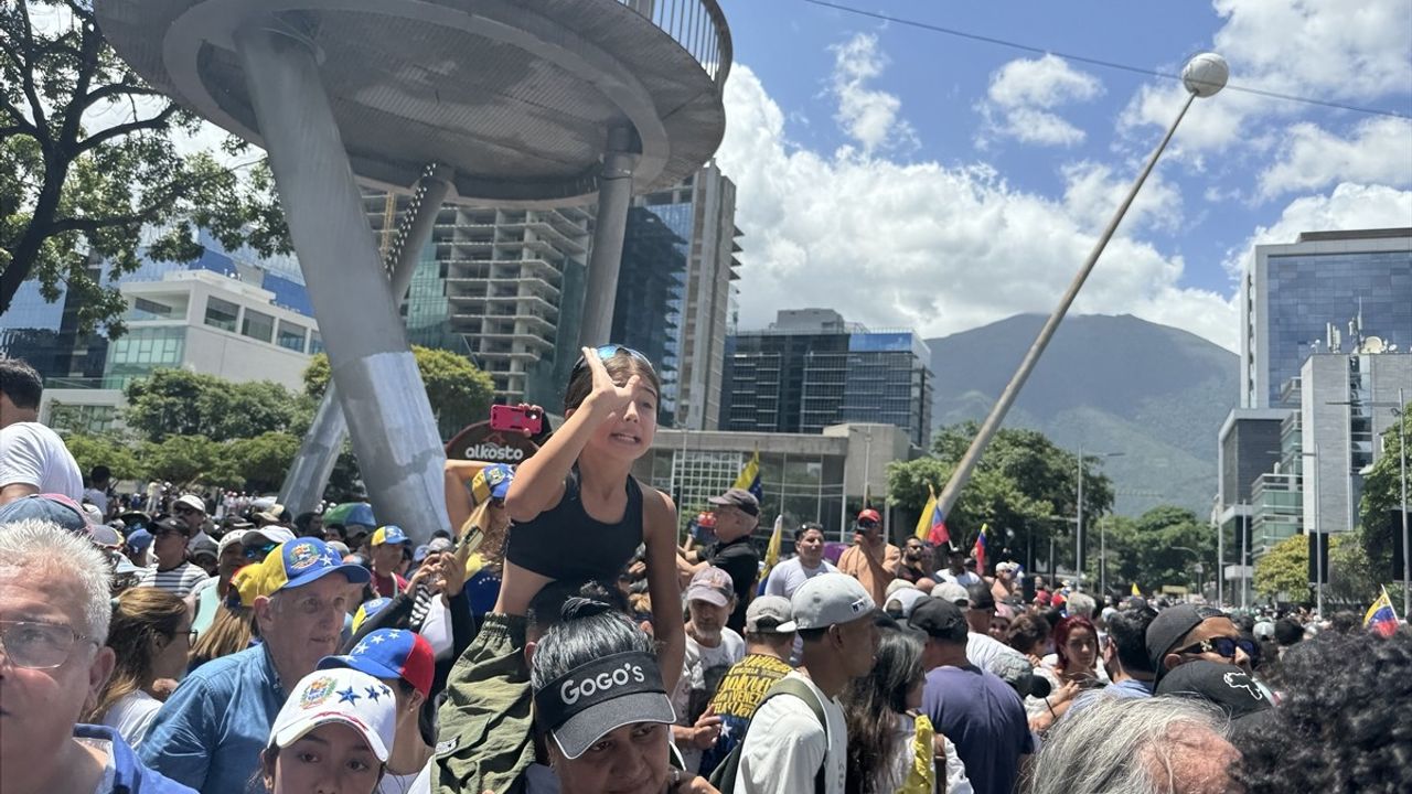 Venezuela'da İktidar ve Muhalefet Destekçileri Başkentte Toplandı