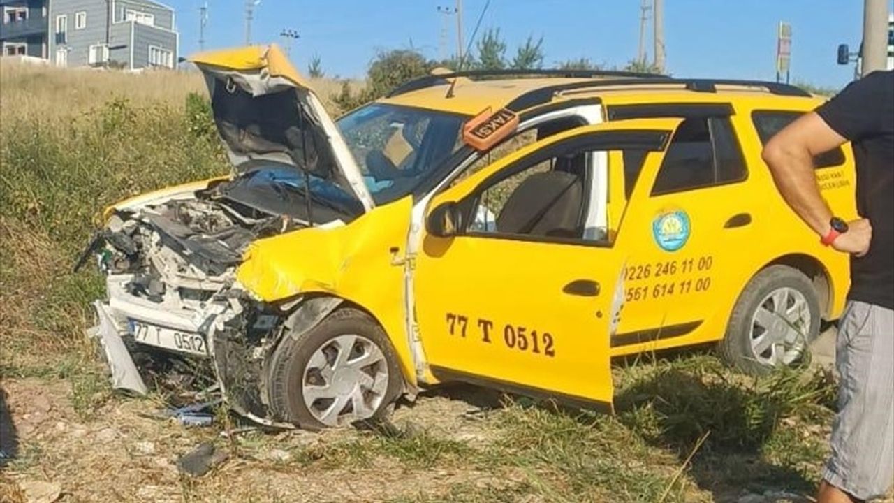 Yalova'da Taksi-Otomobil Kazası: 5 Yaralı