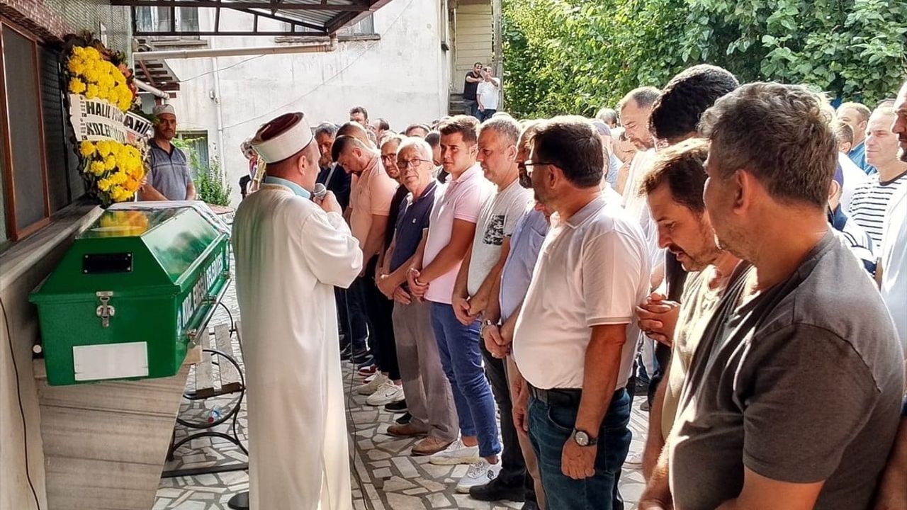 Zonguldak'ta Trafik Kazasında Hayatını Kaybeden Kadının Cenazesi Defnedildi