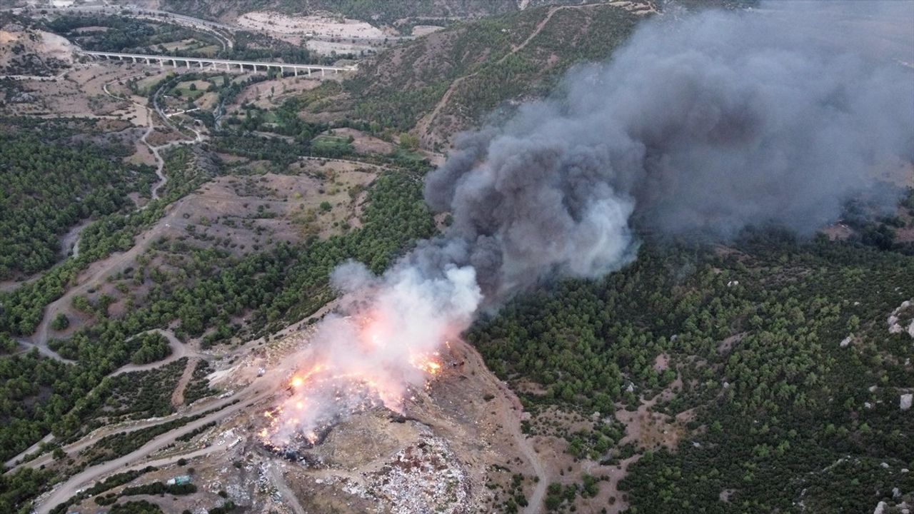 Bilecik'te Çöplük Alanda Yangın Kontrol Altına Alınıyor