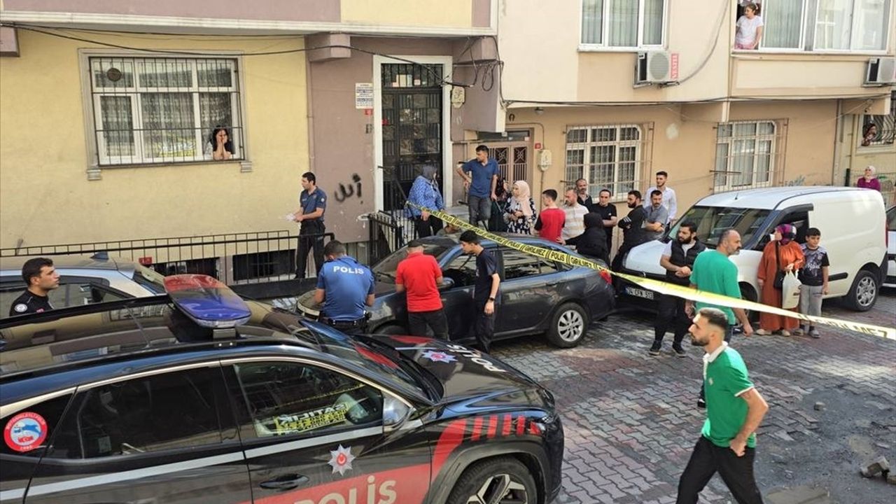 Küçükçekmece'de Trajik Olay: Eşini Öldüren Yabancı Uyruklu Adamın Oğlu Babasını Yaraladı