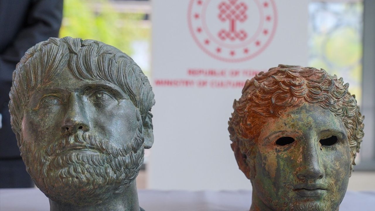 ABD'de Ele Geçirilen 14 Tarihi Eser Türkiye'ye İade Edildi