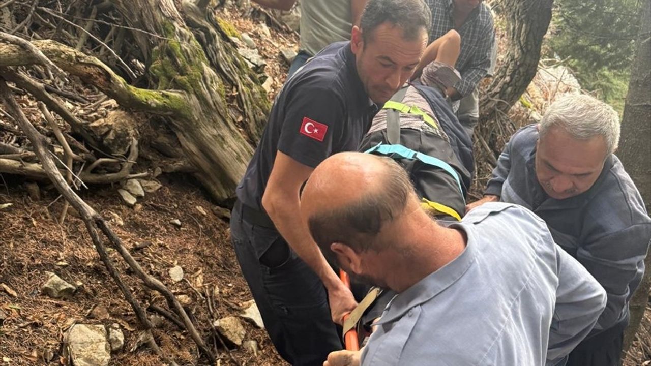 Adana'da Kayalıklardan Düşen Birey Hastaneye Kaldırıldı