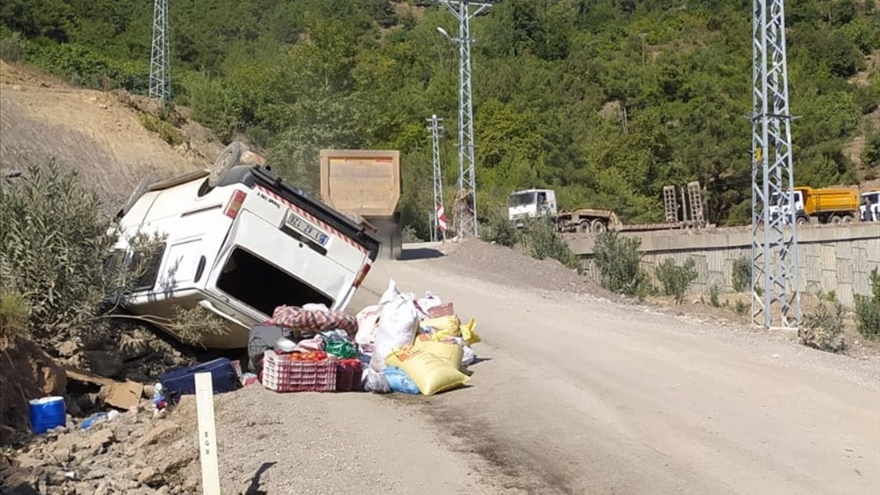 Adana'da Minibüs Devrildi, 6 Kişi Yaralandı