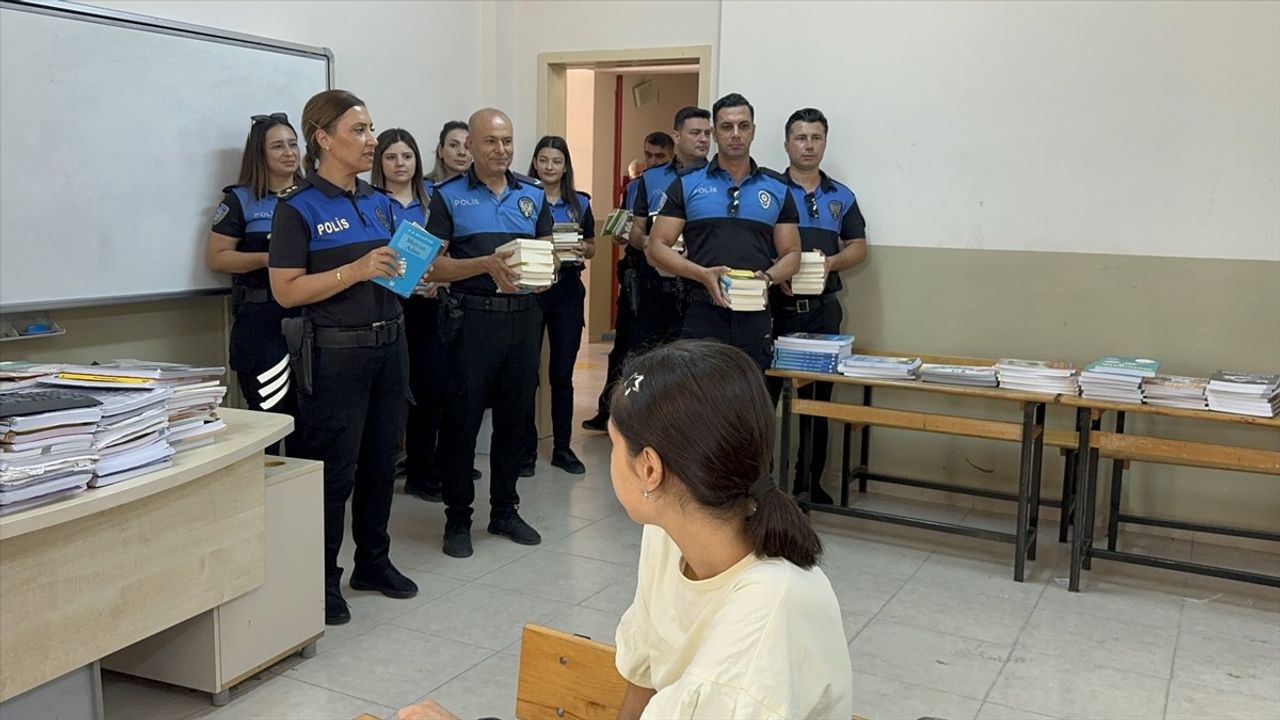 Adana'da Polis ve Öğrenciler Kitap Okuma Etkinliği Düzenledi