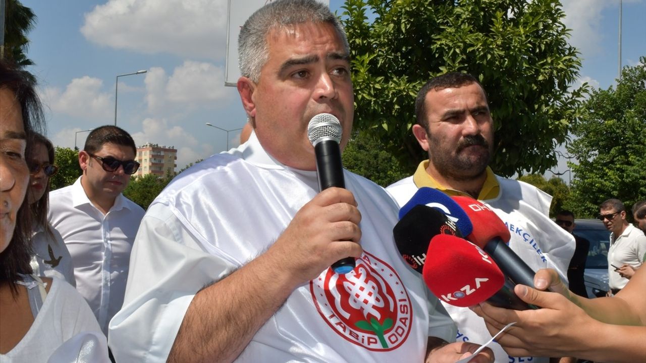 Adana'da Sağlık Çalışanlarına Yönelik Şiddet Protesto Edildi