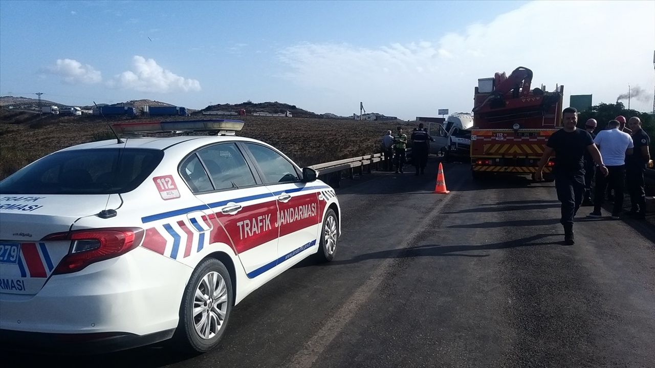 Adana'da Tır ile Minibüs Çarpıştı: 3 Ölü, 8 Yaralı