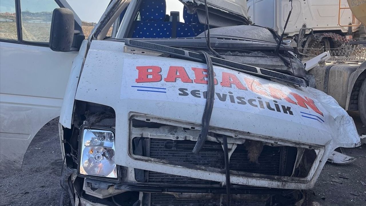 Adana'da Tır ve Servis Minibüsü Çarpıştı: 4 Ölü, 6 Yaralı